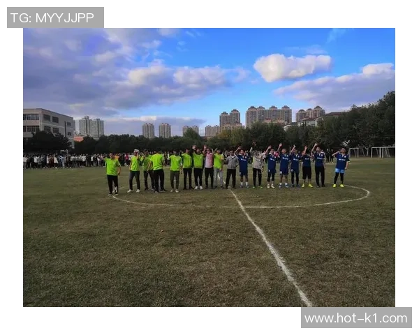 泥地足球赛的激情碰撞与团队协作展现了运动的魅力与友谊的力量